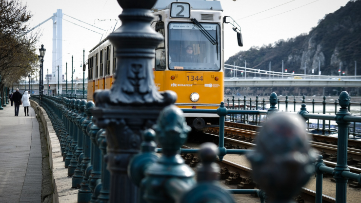 Pörgő metropolisz a Duna parton: Fedezd fel Budapestet a legmenőbb tömegközlekedési eszközökkel!
